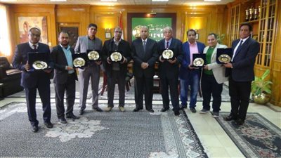 رئيس جامعة المنيا يكرم أعضاء بعثة حفائر مكتشفي آثار 