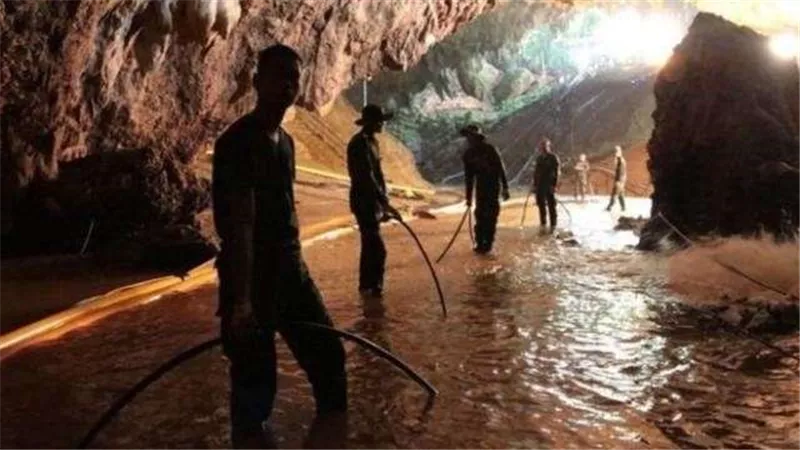 خروج أول طفلين من الفتية العالقين بكهف تايلاند