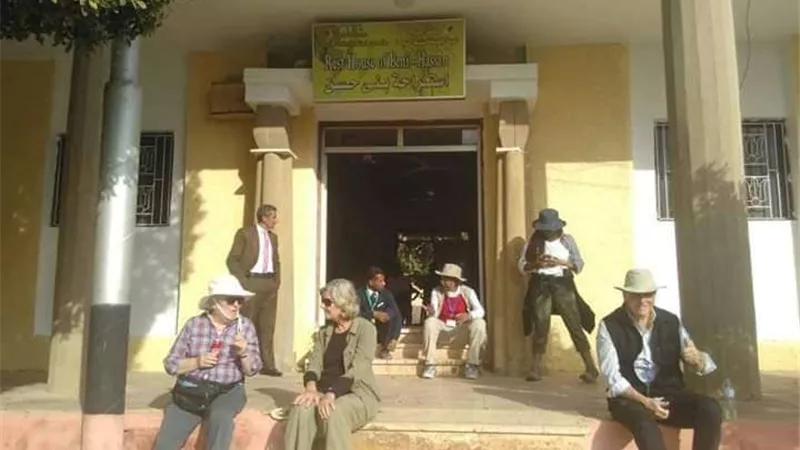 وفد سياحي من إنجلترا واليابان يزور المناطق الأثرية في المنيا