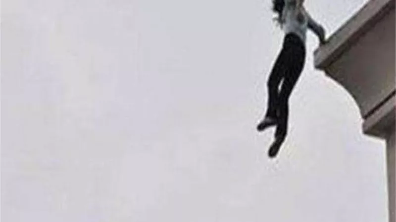 فتاة تلقي بنفسها من الدور الخامس بالسويس