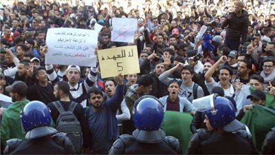 انشقاقات بالحزب الحاكم الجزائرى ونواب ينضمون لصفوف المحتجين