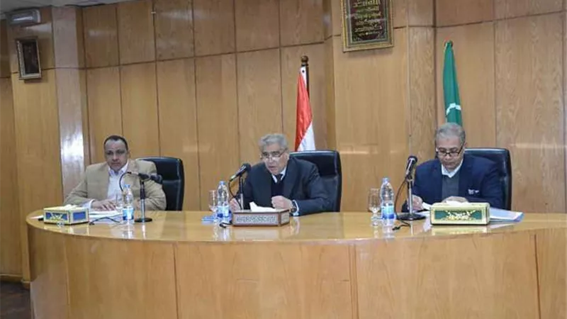 محافظ المنيا يناقش المشاريع المقترحة للافتتاح في العيد القومي