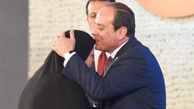 الرئيس يصافح إحدى المعمرات وأم أحد الشهداء بعد طلبها