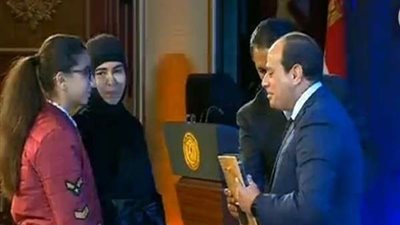 السيسي يكرم أسماء عدد من الشهداء بالندوة التثقيفية للقوات المسلحة