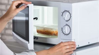 أطعمة تتحول لسموم عند تسخينها فى الميكروويف