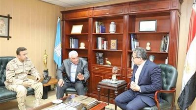 زاهى حواس يهدي المتحف المصري الكبير كتالوج قاعة الملك توت عنخ آمون