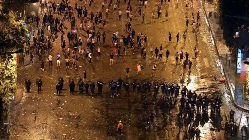 إخلاء شارع الشانزليزيه بفرنسا بعد اشتباكات الشرطة مع الأهالي