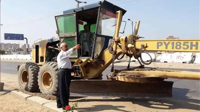 تسوية وتمهيد جوانب الطريق الزراعي بمحيط مستشفى قويسنا