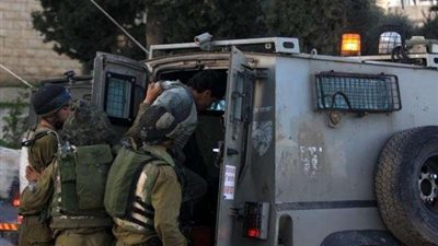 الاحتلال يعتقل 3 فلسطينيين جنوب نابلس.. وينقلهم إلى مكان مجهول