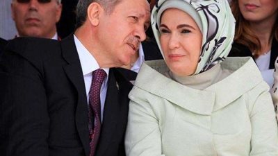 فضيحة.. زوجة أردوغان تلتقط صورًا بجانب شاذ جنسيًا