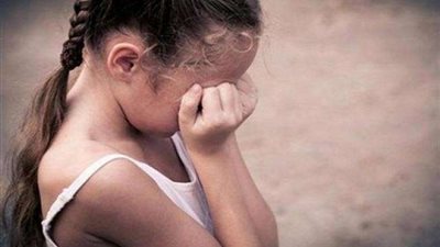 «جبروت أم».. ألقت بطفلتيها خارج المنزل لمرور زوجها بضائقة مالية