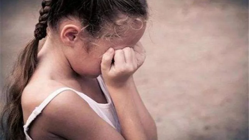 «جبروت أم».. ألقت بطفلتيها خارج المنزل لمرور زوجها بضائقة مالية