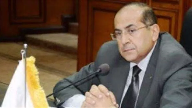 تنفيذ أعمال طبقة الأساس لبعض الشوارع بمركز طما تمهيدا للرصف
