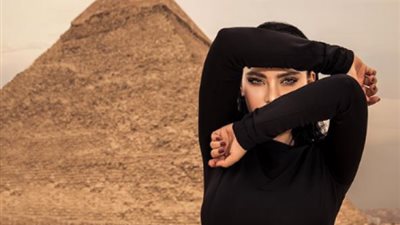 بعد انتقادهم صورتها الفاضحة: قمر لجمهورها: «ياعالم متخلفة»