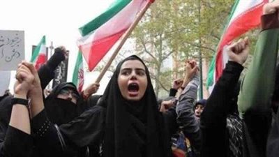 اعتقال وإعدام لمواطنين بـ”إيران” لاحتجاجهم على تدني العملة