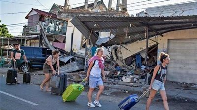 للمرة الثانية.. زلزال ضخم يضرب جزيرة سياحية بإندونيسيا ويشرد المئات (صور)