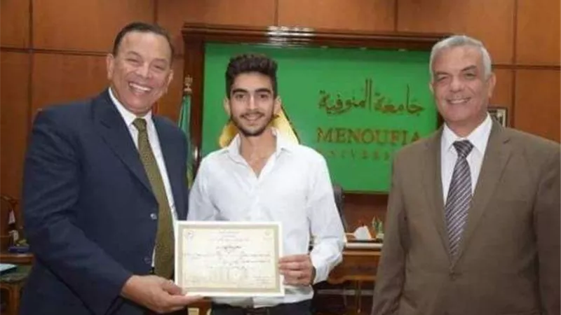 رئيس جامعة المنوفية يسلم شهادات إتمام  التدريب للطلاب العرب