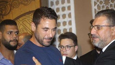 بالصور.. أحمد عز يقدم واجب العزاء في الراحل سمير التوني