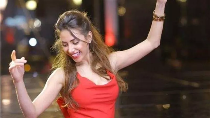 هبة عبد العزيز تعلن عن خطبتها (فيديو)