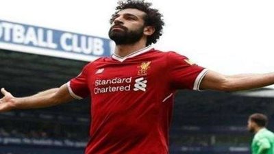 يورجن كلوب الأب بحتضن محمد صلاح.. (صور)