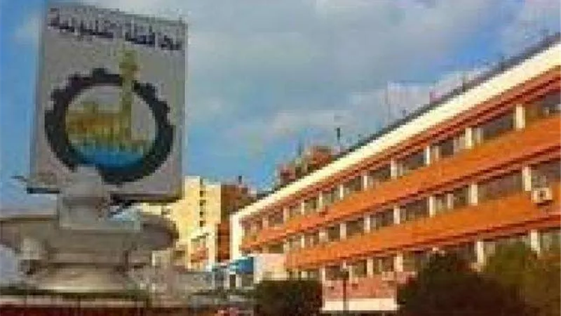 طالب يقفز بورقة الإجابة من على سور المدرسة بامتحانات الدبلومات الفنية