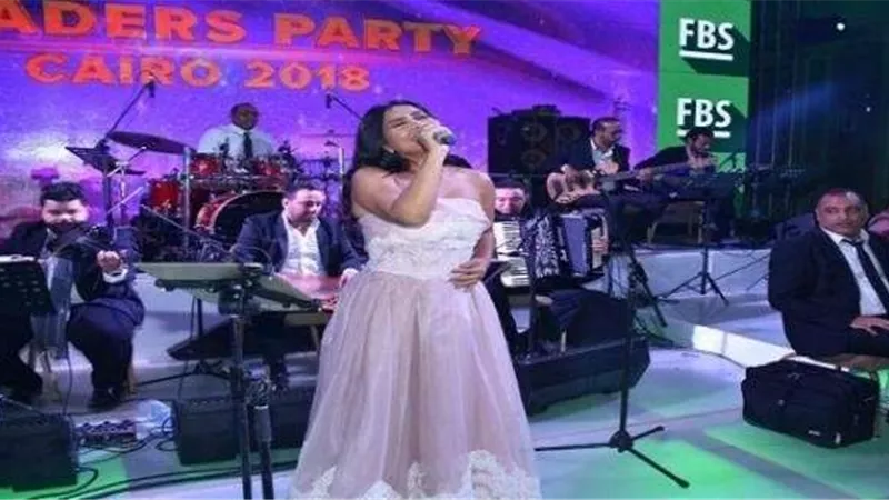 شيرين تشعل حفلها بقبلة ساخنة لحسام حبيب