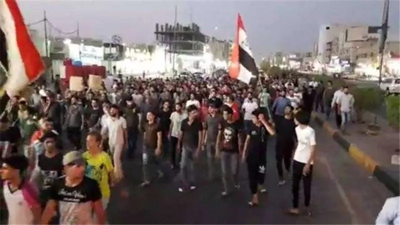 بالصور.. مظاهرات عنيفة أمام مجلس محافظة البصرة