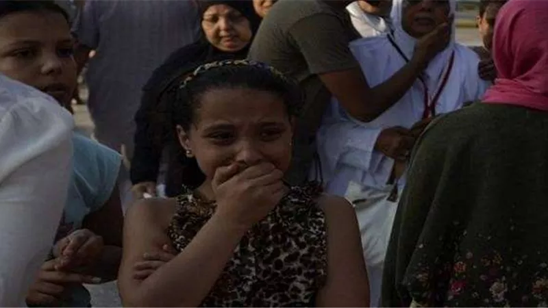 بالصور.. أهالي الحجاج الفلسطنيون يودعونهم بالدموع في مطار القاهرة