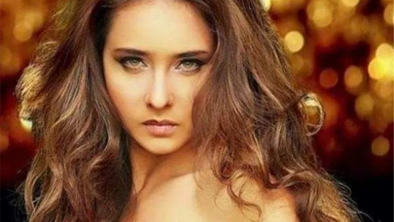 شاهد.. نيللي كريم بالأبيض والأسود في أحدث ظهور لها