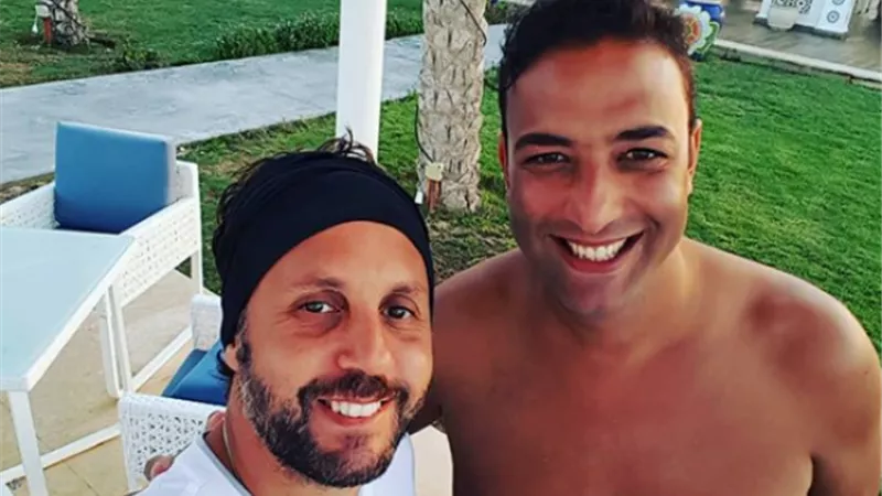 «شافط كرشه».. تعليقات ساخرة على ظهور ميدو بدون تيشيرت
