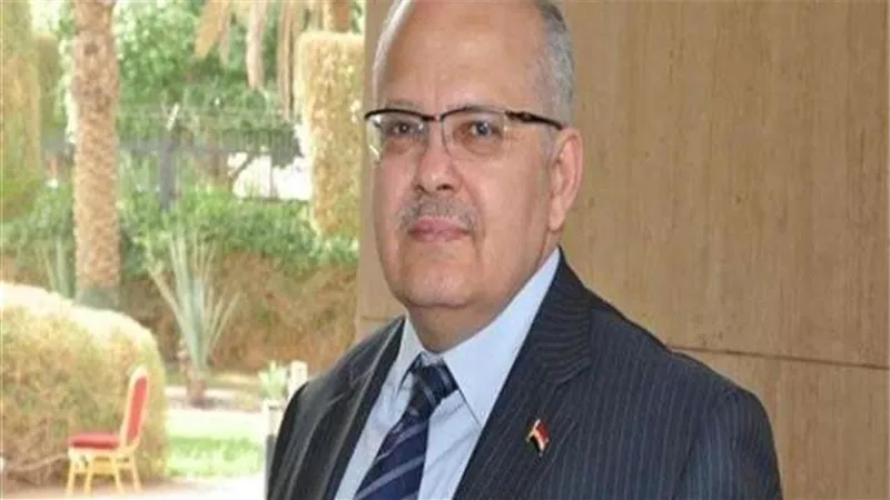 رئيس جامعة القاهرة: المجتمع غير الناضج هو الذي يروج الشائعات اللامعقولة