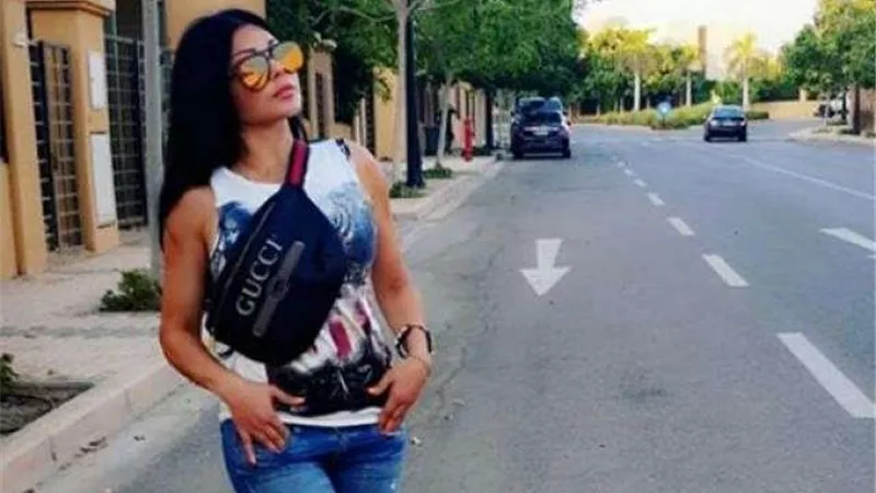 شاهد.. هيفاء وهبي فى إطلالة جديدة بشوارع بيروت
