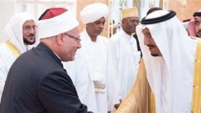 العاهل السعودي يستقبل مفتي الجمهورية في قصر منى