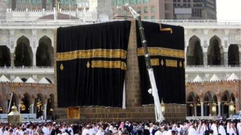 «حكاية الكسوة».. تُطلى بالذهب ويعمل بها 100 شخص لمدة 10 أشهر