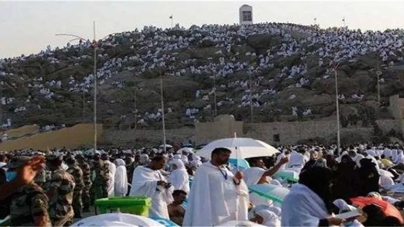 الحجاج يتجهون للمبيت في مزدلفة بعد الوقوف بعرفات