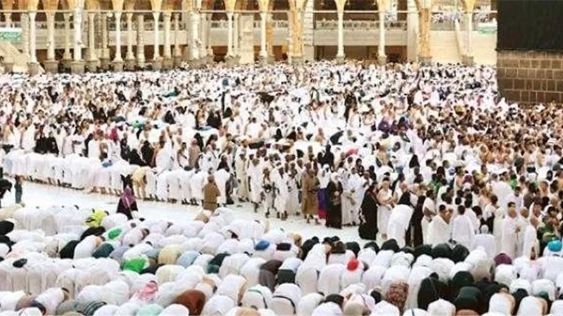 الحجاج يؤدون صلاة العيد في بيت الله الحرام