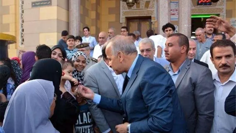 محافظ القليوبية يلتقط الصور ويوزع هدايا على الأطفال ببنها (صور)
