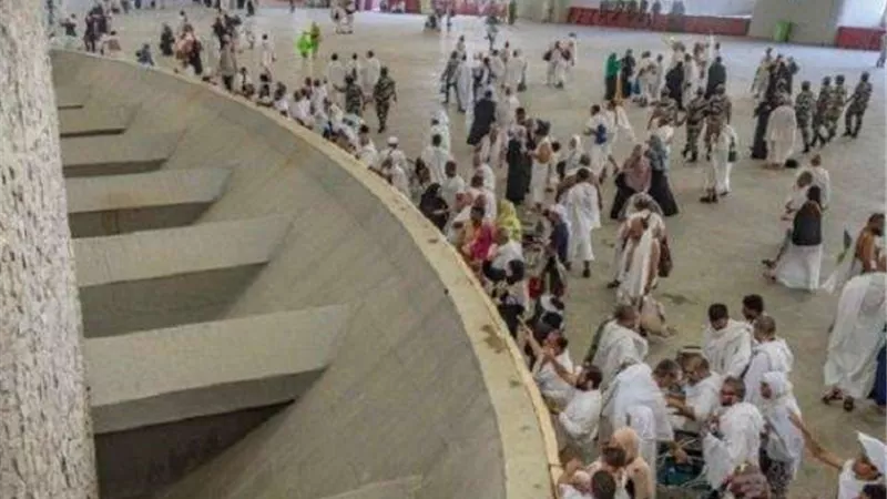 شاهد.. شعيرة رمي جمرة العقبة الكبرى