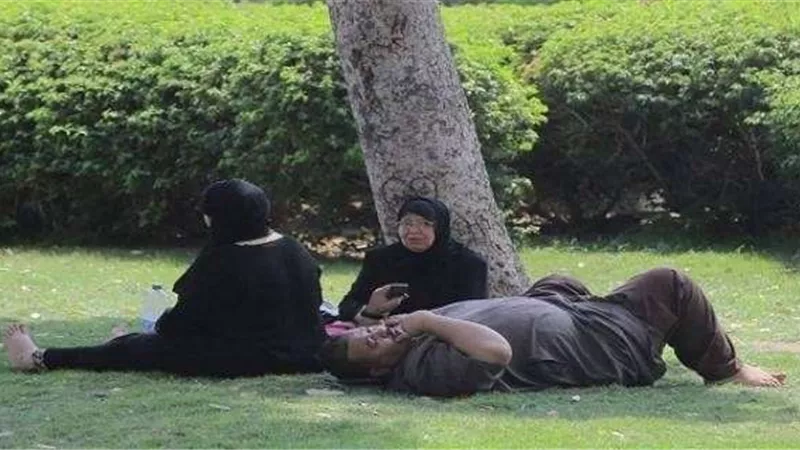 رغم درجات الحراراة العالية.. المصريون يحتفلون بالعيد في حديقة الأزهر