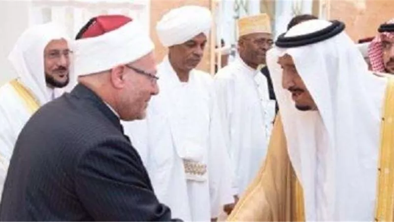 العاهل السعودي يستقبل مفتي الجمهورية في قصر منى