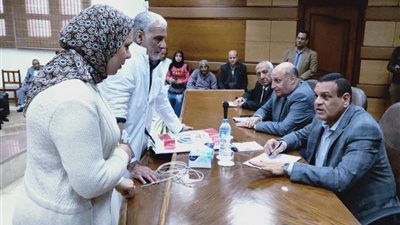 محافظ البحيرة يلتقي بـ 52 مواطنا لحل مشاكلهم