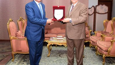 محافظ بني سويف يكرم رئيس شركة مياه الشرب لانتهاء عمله
