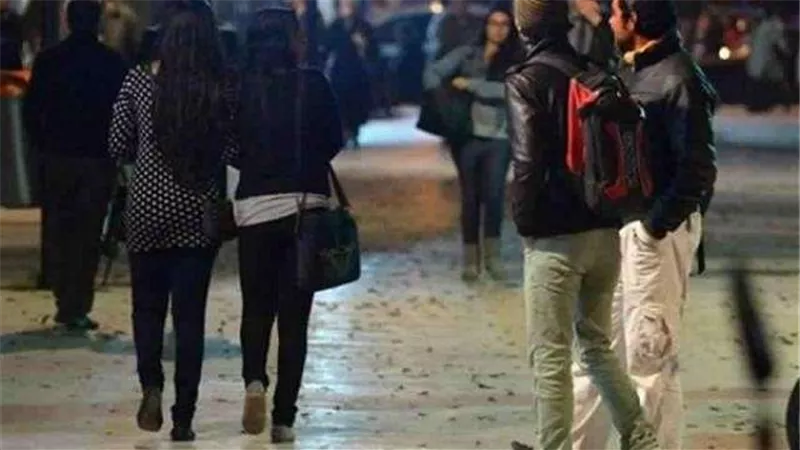 فيديو فاضح لشباب دمنهور أثناء تحرشهم بـ3 فتيات في الشارع