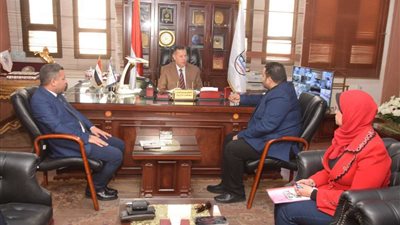 محافظ بني سويف يبحث مع وفد 