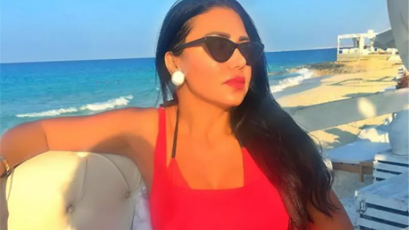 بالصور.. رانيا يوسف بالفستان الأحمر على الشاطئ