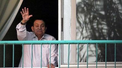 شاهد.. أحدث صورة لـ”حسني مبارك” بجانب إحدى الفتيات