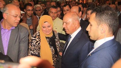 وزير النقل يتفقد محطة مصر ويستقل قطار المنصورة دمياط