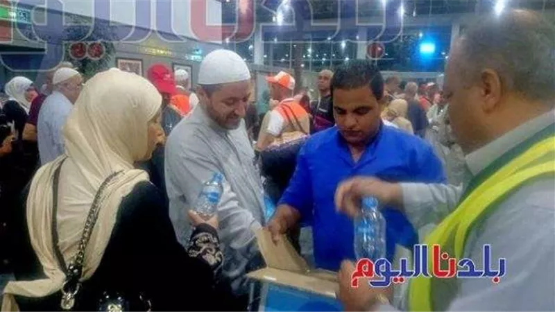 ”مصر للطيران” تستقبل الحجاج الفلسطينيين بالعصائر والمياه.. (صور)