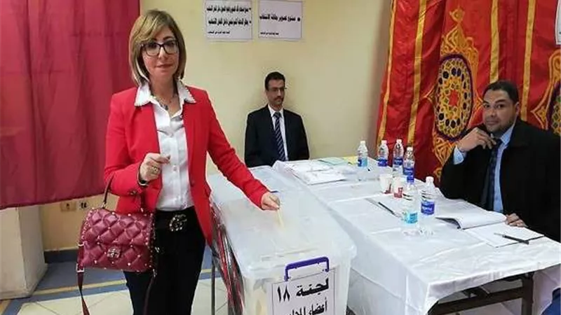 لميس الحديدى تُدلي بصوتها فى انتخابات الصحفيين