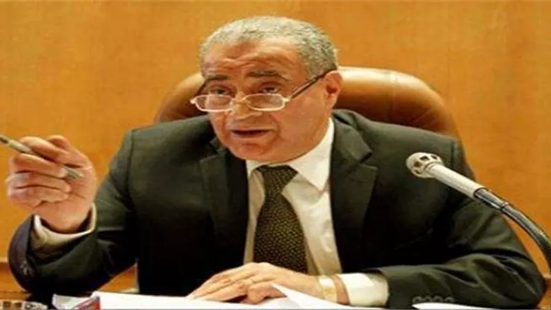 وزير التموين يتلقى تقريراً من «القابضة للصناعات الغذائية» بشأن الكميات المُباعة